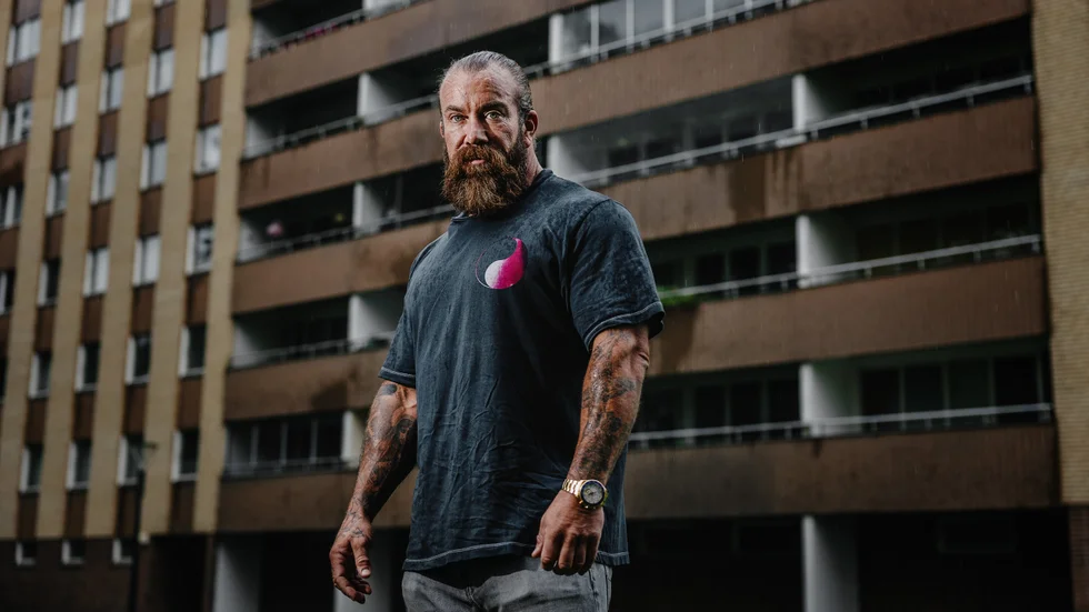 Nu släpps "Så var det med det" (Volante förlag), 570 sidor kombinerad självhjälpsbok, samhällskritik "folkbildning" och självbiografi. Jan Emanuel har inte bara skelett i garderoben, utan "en hel kyrkogård", som han säger. 