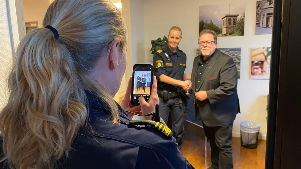 Kommunpolis Jessica Ljung tar bild när Ann-Christine Rehnström och Thomas Lidberg (S) skakar hand efter att polisen och kommunen kommit överens om nya medborgarlöften för kommande år. 