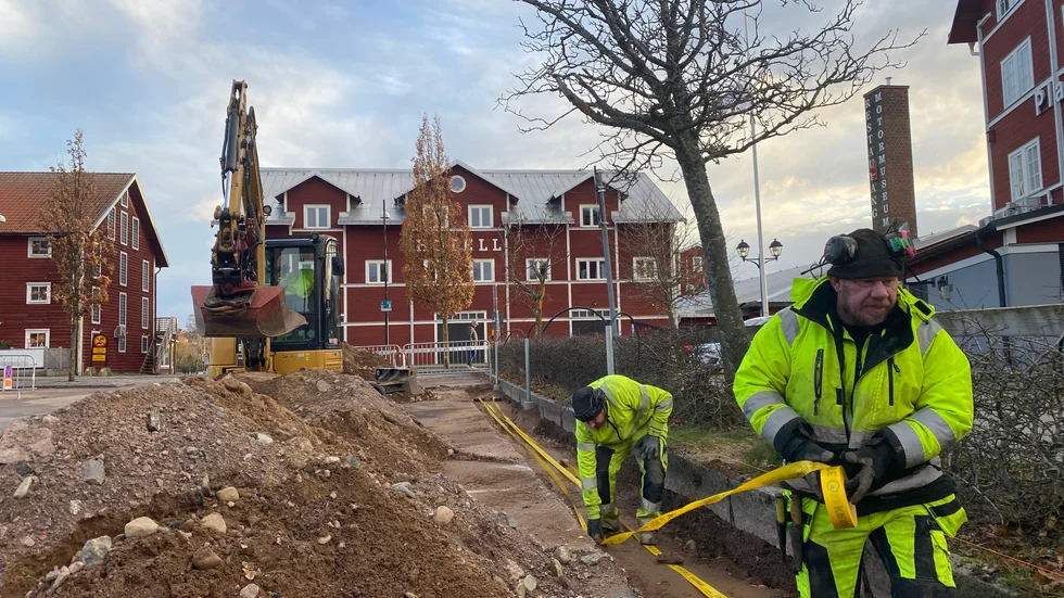 Magnus Clovell jobbar med uppdraget på Hamnparkeringen i Motala. I bakgrunden syns Daniel Söderqvist, som för stunden lämnat grävmaskinen för att hjälpa till med annat.