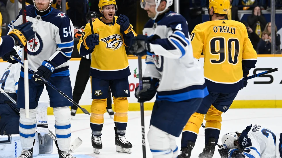Nashvilles Gustav Nyquist, näst längst till vänster, sköt 3–0 i den andra perioden.