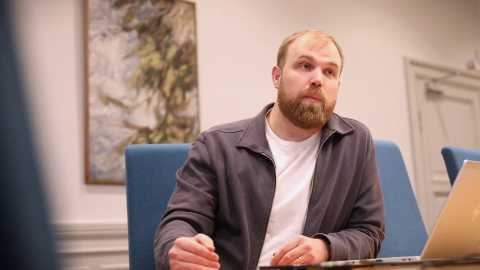 Jonatan Hermansson pekar på den balansgång som det innebär att införa språkkrav. "Alla som nyttjar äldreomsorg i Linköping har rätt att möta personal som pratar, förstår, och kan dokumentera på svenska. Men vi vet också att vi inte klarar kompetensförsörjningen utan alla dem vi idag har i äldreomsorgen som är utrikesfödda", säger han.