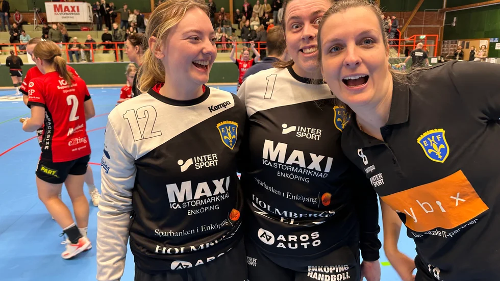 Från vänster målvakterna Madeleine Hellberg och Elin Bergsten samt assisterande tränaren Rebecca Strand som kastar sig in i bilden får exemplifiera glädjen efter tredje segern, andra raka efter en lite tyngre period i säsongsinledningen.