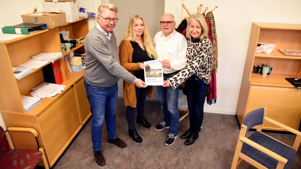 Moderaterna och Kristdemokraterna med Per-Olov Strandberg (M), Kristin Andersson (KD), Inge Jacobsson (M) och Ritha Andersson (M) och deras gemensamma skuggbudget för 2024. 