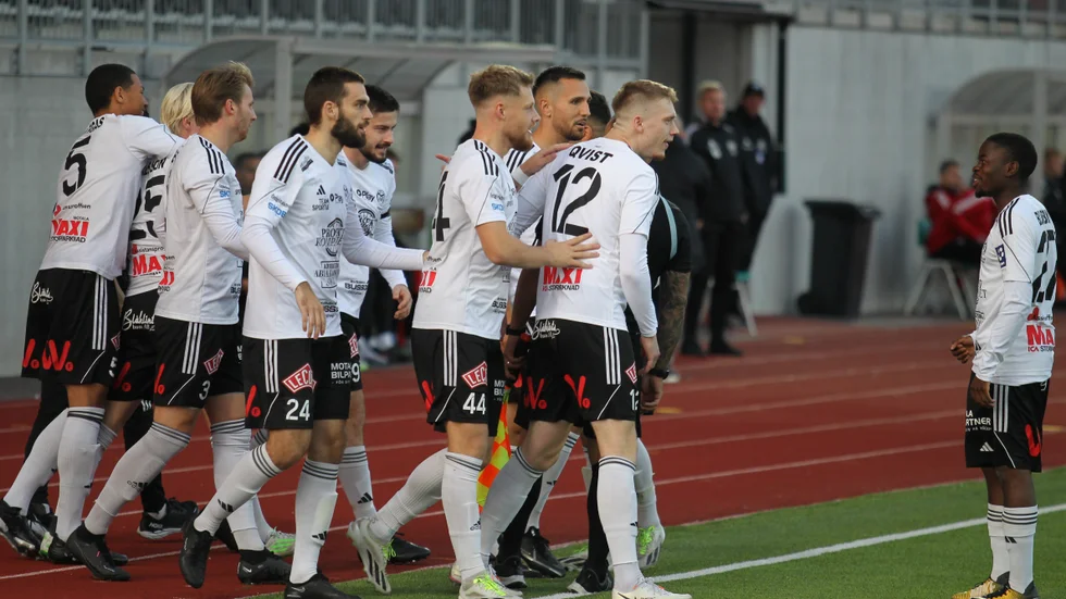 Jubel och kramkalas. Motala AIF har gjort 1-0 i östgötaderbyt mot Sylvia och här är hela laget ute på löparbanorna och kramar om varandra. Till höger David Burubwa. Maif vann till slut med 3-0.
