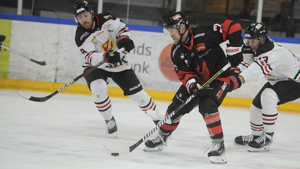 Cristopher Norlin (till vänster) och de andra i Linden fick surt bita i sig en förlust i premiären av Hockeyettan.