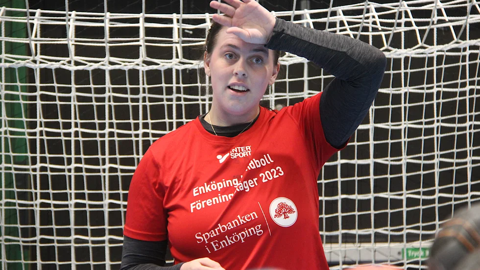 Elin Bergsten är en av målvakterna som i år gör en nysatsning i A-laget med EHF. Hon var med och spelade i ettan med laget och utmanas av Elsa Wiklund, som fick pris som matchens lirare i premiären.