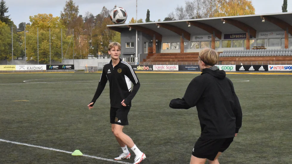Enkla mål – svåra mål. Elton Hedström har visat sig kunna göra mål på alla möjliga olika sätt. Nu kan han skjuta sitt Skellefteå FF till serieledning.