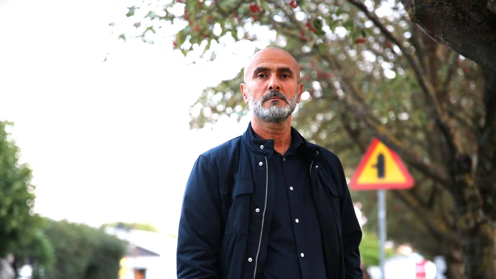 Ayman Aboulaich dagpendlar mellan Visby och Stockholm, där han är utredningsledare inom NFO, Nationella förstärkningsorganisationen. Han menar att det pågående gängkriget i Stockholmsområdethar en komplexitet som går till den svenska kriminalhistorien.