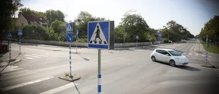 Detaljen på skyltarna i nya korsningen: ”Sträva efter jämlikhet”