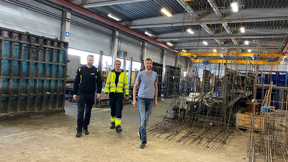 Tobias Ram, produktionschef, Klajje E Gerdin, inköp och underhåll, och Johan Nyman, vd, ser positivt på framtiden för Borensberg Cementvarufabrik.