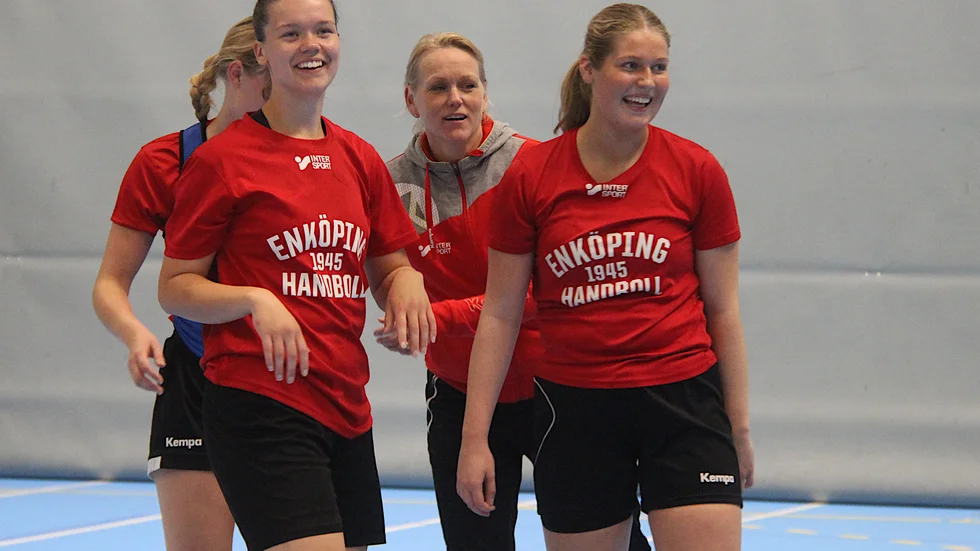 Träningsglädje. Lagkaptenen Jennifer Hagman säger att laget har roligt och tränat hårdare än tidigare. Nora Sagström, Jennifer Hagman, Hanna Karlsson (skymd) och Jenny Boquist med rutin från landslaget och proffsspel, som gör omstart som tränare för att få fortsätta vara i handbollsmiljön. Hon tränar målvakterna i år.