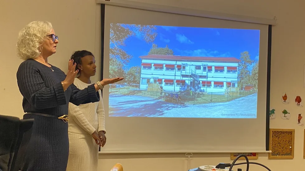 Catharina St Cyr (M) och Nasra Ali (S) under ett möte om skolan i Läggesta nyligen.