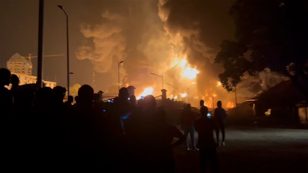 Vad väntar om inte den ryska imperialismen stoppas i Ukraina? Vi har inte beredskap för detta. Det behöver vi skaffa oss. (Den här bilden visar en brinnande oljedepå i Conacry, Guinea.)