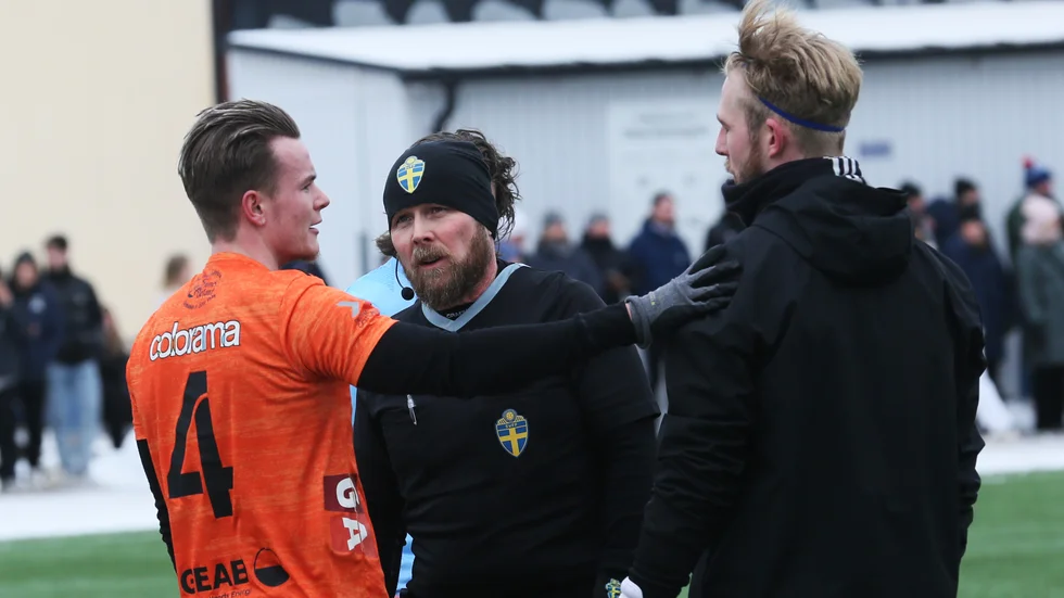 Domare Ola Bröms kollar läget efter misstänkt huvudskada.