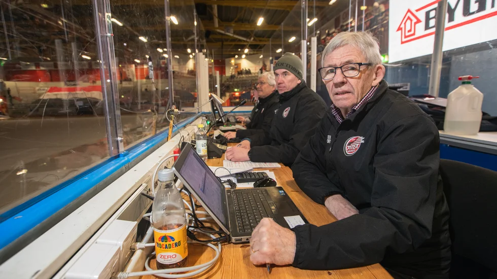 Malte Holmström fyller 80 i sommar och har suttit i båset med sekretariatet på LF Arena, tidigare Kvarnvallen, i över halva livet. "Jag har högst missat fem matcher under alla år" säger han.