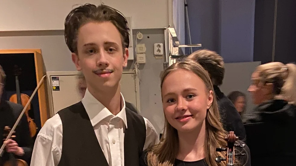 Oscar Bohm och Ester Svensson känner sig stolta över att SON spelar deras kompositioner under konserterna.