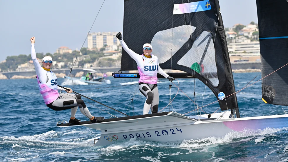 Sveriges Vilma Bobeck och Rebecca Netzler vinner silver under finalen i 49er FX seglingen på Marseille Marina, under sommar-OS i Paris 2024.