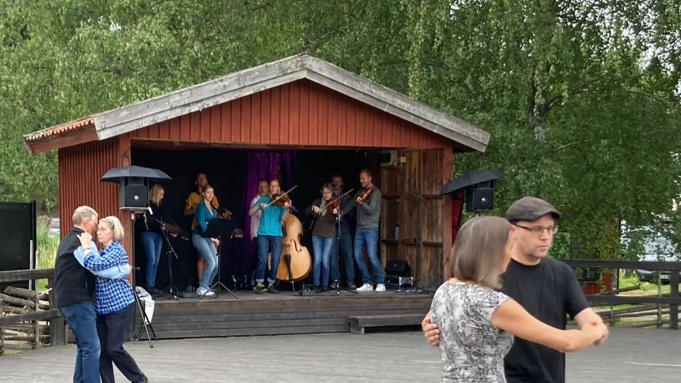 Träslagets gammaldansorkester ackompanjerar ikväll mazurkadansare på Disagården. Det blir avslutningen för gammeldanssommaren.