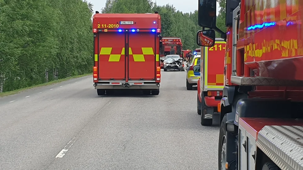 Lördagseftermiddagens trafikolycka tros ha orsakats av att en förare kom över på fel sida av vägen. 