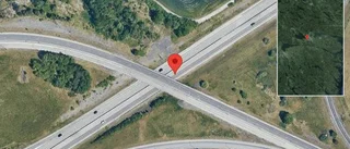 Personbil stillastående på E4 - stopp i ett körfält