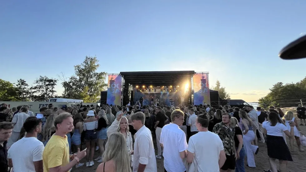Massor samlade under kvällens storfest på stranden. 