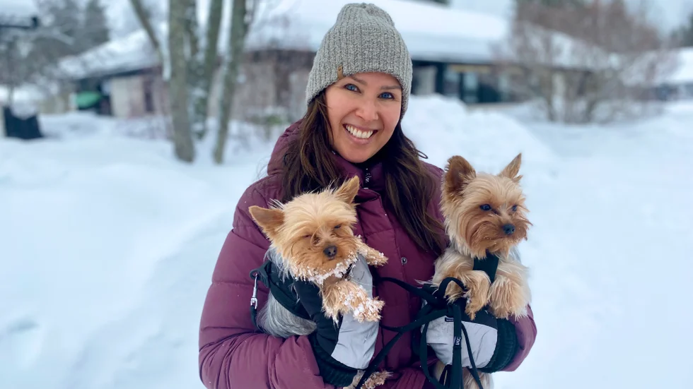 Liselott Berg med Yorkshireterrierna Milton och Luna.
"De har varit en viktig del av min rehabilitering, gett mig så mycket kärlek och försökt trösta mig när jag varit ledsen. När jag var som tröttast hade jag nog inte ens orkat stiga upp om det inte vore för dem".