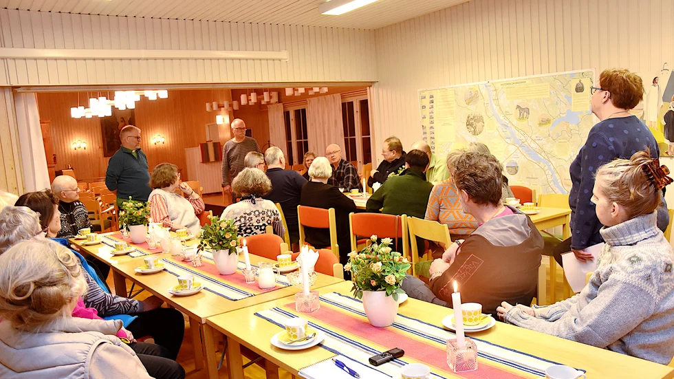Omkring 25 personer kom för att träffa kyrkans representanter eftersom de nåtts av ryktet att kyrkan i Norra Bredåker ska läggas ned. "Vi behöver satsa på våra barn och kyrkans framtid är ju barnen", sa Kerstin Johansson, ordförande i Husmodernsföreningen. 