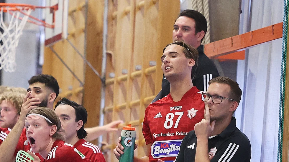 SIBK-tränaren Johan Jönsson (längst bak) fick se några händelserika minuter i slutet av matchen mot Habo.