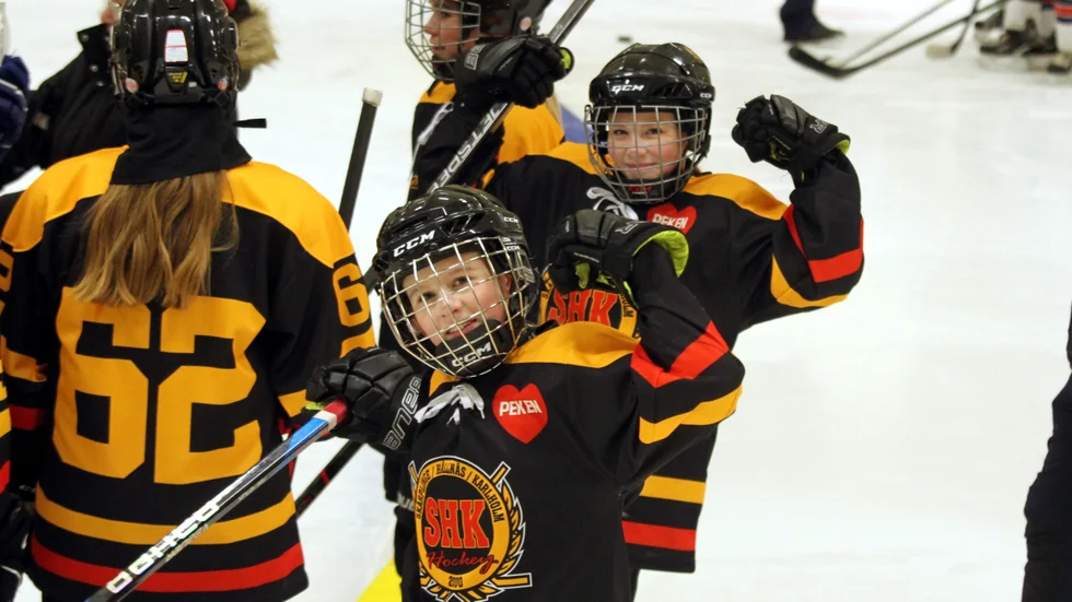 Poolspel ishockey flickor 14 Uppland SHK spänner musklerna