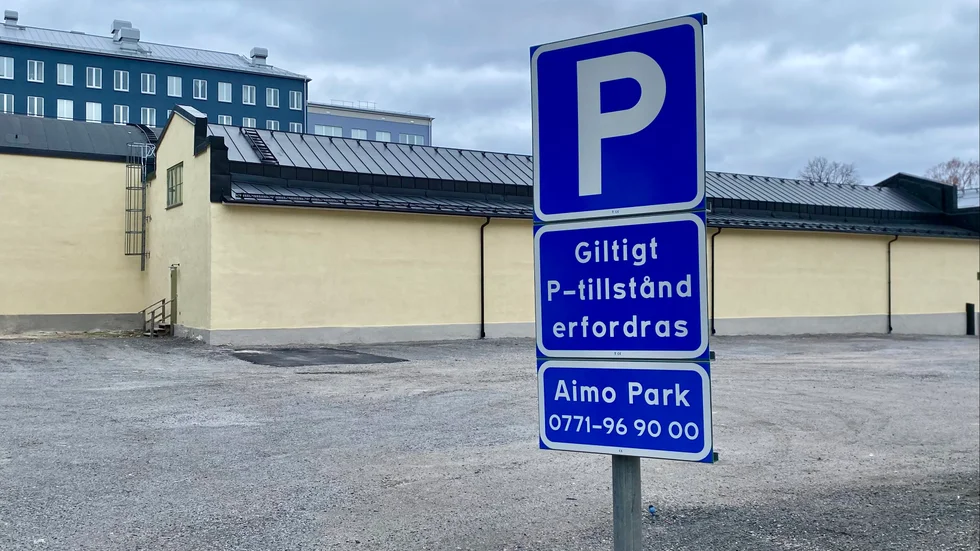 Parkeringsplatsen utanför fastigheterna i korsningen Kungsgatan/Bruksgatan väcker frågor.