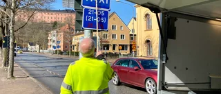Här kör bilarna över bron – trots förbudet