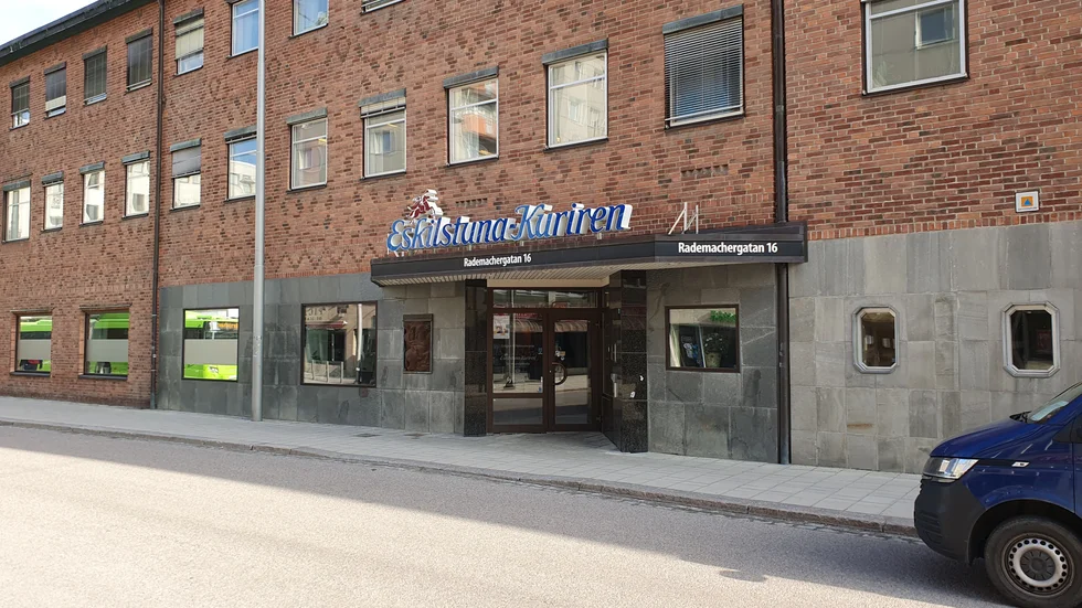 Vore det inte på sin plats att ändra namn på Eskilstuna-Kuriren? frågar sig mångåriga läsaren Hans Bergström retoriskt. Tidningens chefredaktör Ulrika Sjöblom svarar. På bilden entrén till Eskilstunaredaktionen.