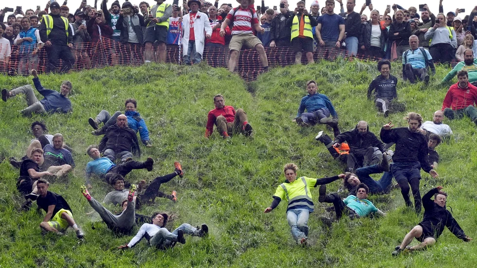 Några av deltagarna i årets ostrullning vid Cooper's Hill i sydvästra England.