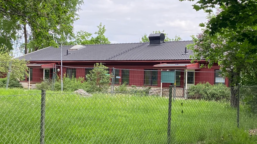 Den 15 september var det totalt 1 483 barn som var inskrivna på någon av kommunens förskolor. Det sjunkande barnantalet gör att kommunen nu ser över hur många förskolor man har råd att driva. Förra året stängdes bland annat Lasstorps förskola. Bilden är från i maj i år när den revs. 