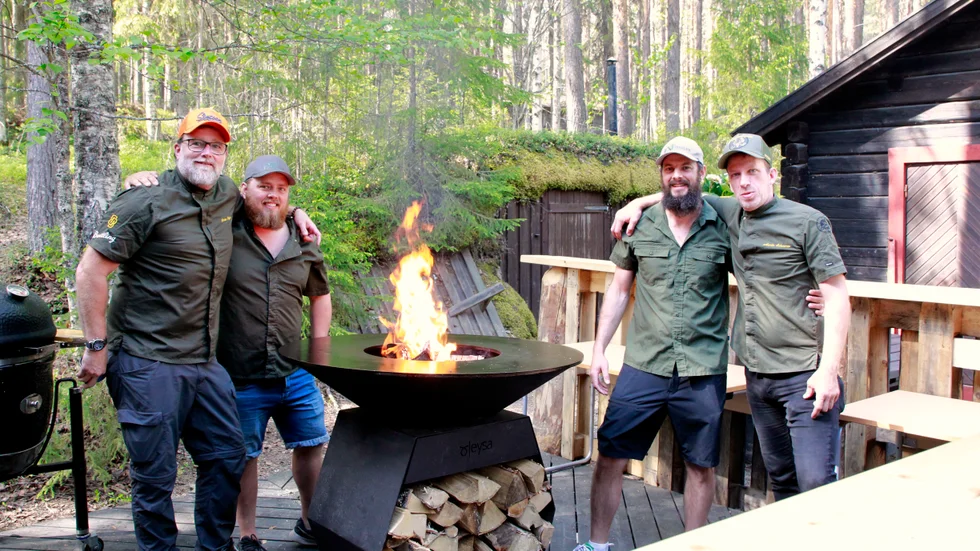 Brian Bojsen, Johan Håll, Ken Hick och Martin Schwartze ska servera burgare och all möjlig barbeque vid kaffestugan i Storforsens naturreservat i sommar. Allt tillagas utomhus över grill och eld.