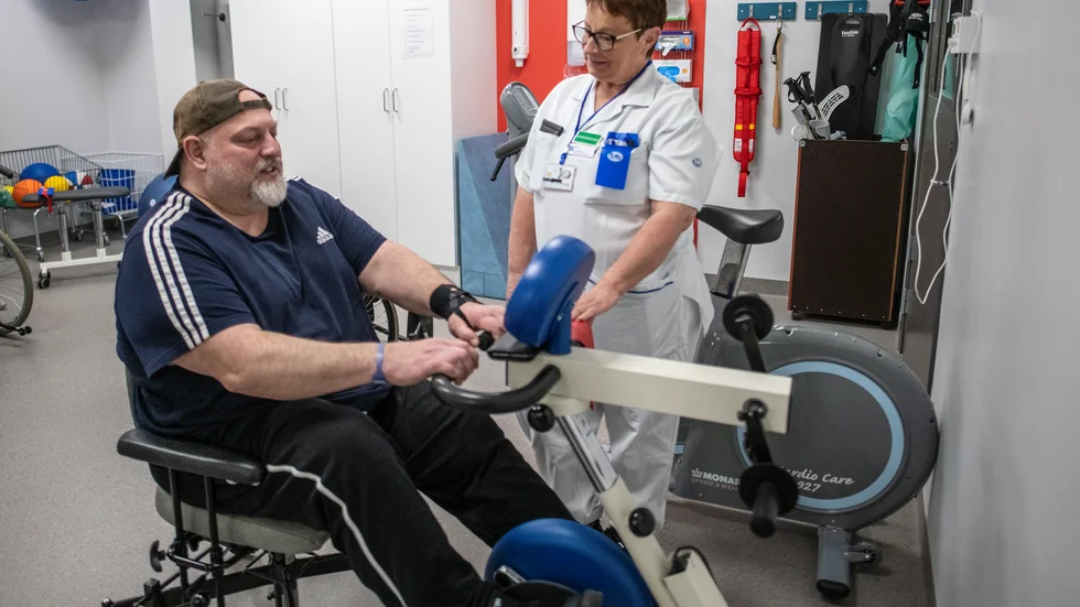 Så här såg det ut förra sommaren när Johan Östberg rehabtränade vid rehabmedicinska avdelningen i Finspång, under ledning av undersköterskan Karin Kratz.