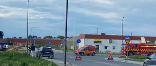 Två personbilar krockade i korsning – en till sjukhus