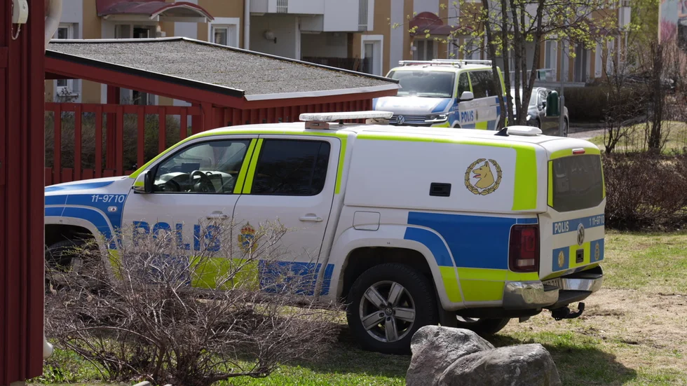 Stor polisinsats på Tunastigen under tisdagen. Enligt uppgift ska nio polispatruller och MC-polis funnits i området. 