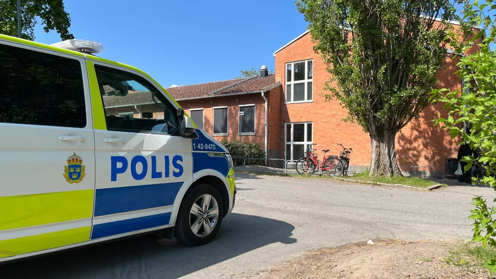 Polisen var på plats på Hagaskolan på torsdagseftermiddagen och spärrade av en brottsplats. 