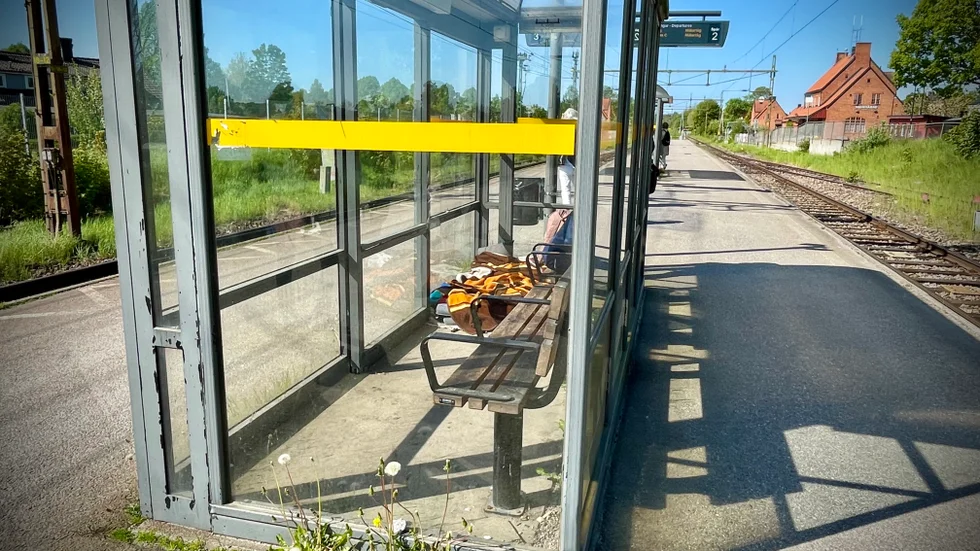 När SN var på plats under torsdagen var mannen i kuren inte där. "Jag har sett att han rör sig i omgivningarna", berättar Saga Torgersson-Wååk som försökt ta reda på om han behöver hjälp.
