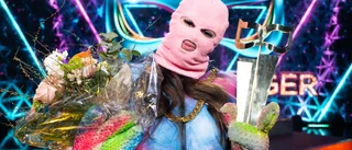 Fröken Snusk öppnar för att slänga masken
