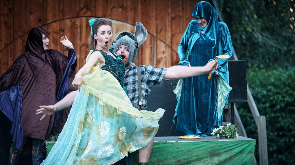 TNT Theatres besök på Salsta slott börjar bli en tradition. Den 2 september är det dags igen, då "En midsommarnattsdröm" ges i slottsträdgården.