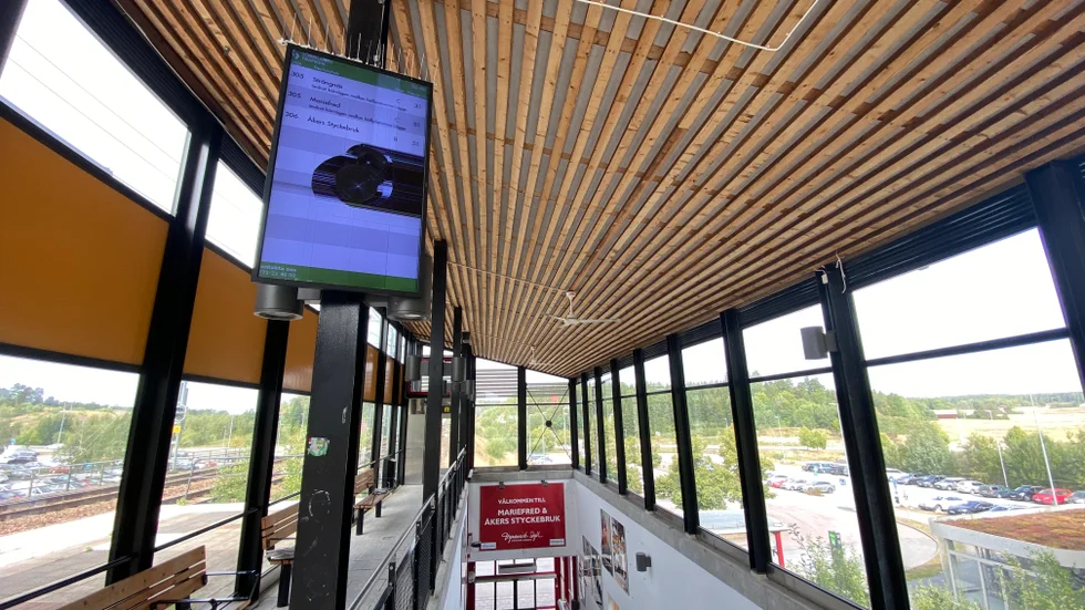 Läggesta station har ännu en gång utsatts för omfattande skadegörelse. De förstörda skärmarna skulle kosta 100 000 kronor att ersätta. 