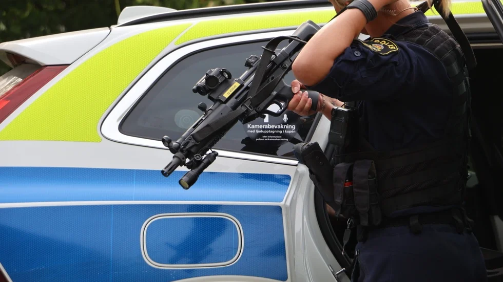 Efter en stor polisinsats greps mannen i söndags. Han har nu häktats för bland annat grovt olaga hot. 