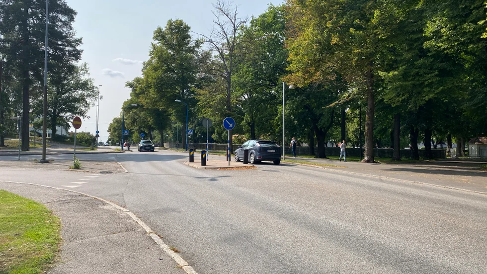Kvinnan gick på Vingåkersvägen, när en man gav sig på henne och stal hennes väska. 