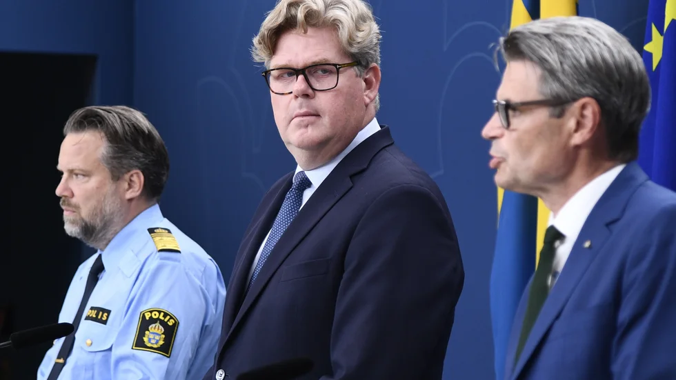 
Justitieminister Gunnar Strömmer (M) på scenen tillsammans med Johan Olsson, chef för Nationella operativa avdelningen vid Polismyndigheten  och Fredrik Hallström, operativ chef vid Säkerhetspolisen. 