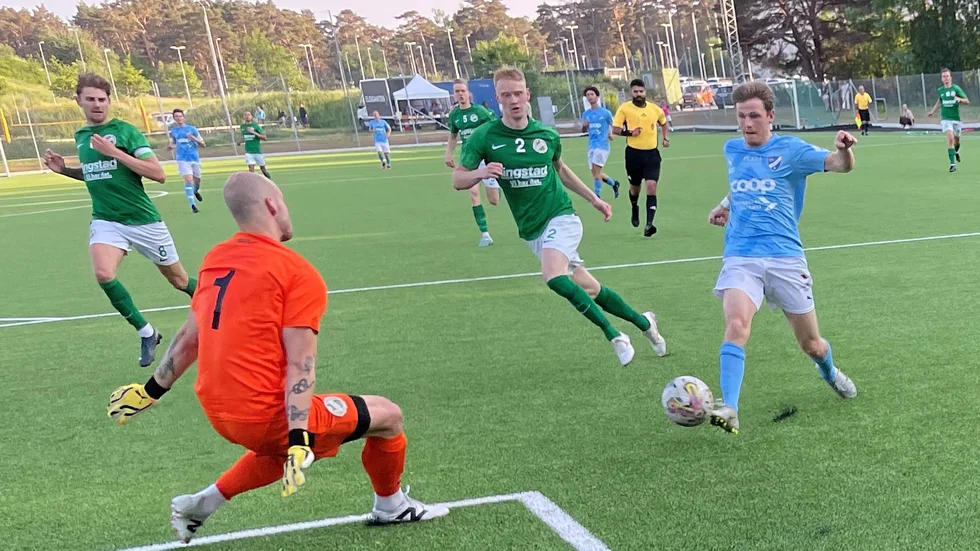 Anton Nygren gjorde IFK Visbys 1-1-mål i slutet på första halvlek, här är han nära ytterligare ett mål innan alltid rasade och IFK föll till slut med 2-6.