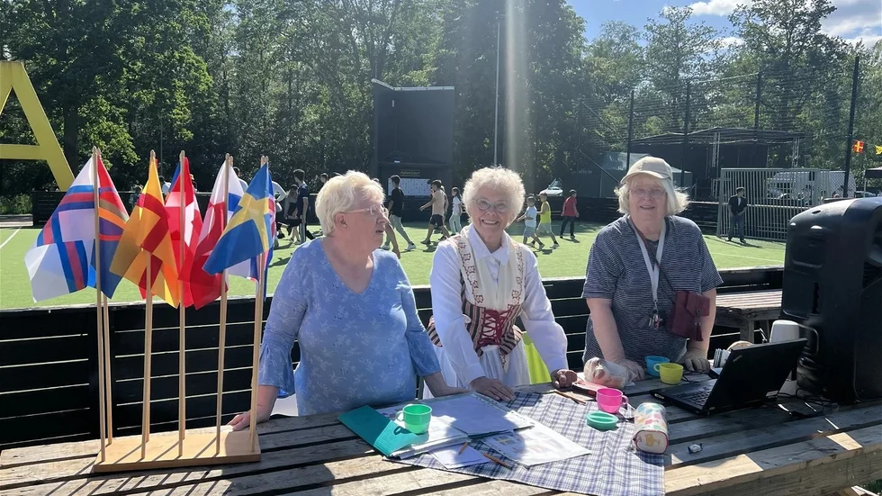 Med alla de nordiska flaggorna. Från ett sommarevenemang med deltagare från olika länder i Norden.