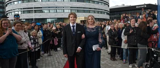 Uppklädda galapar äntrade stadshuset för studentbal