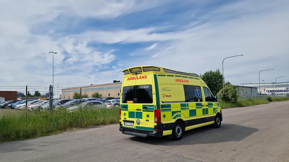 Föraren fördes till sjukhus med ambulans.